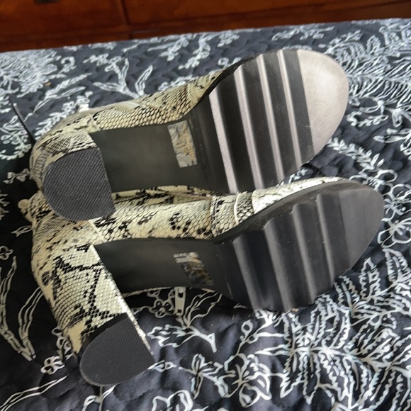 Snakeskin ankle boots - Picture 3 of 3